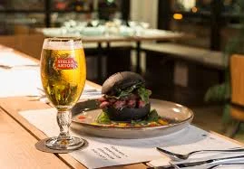 Ayuda a un restaurante con Stella Artois